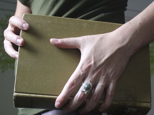 Calíope, anillo poesía griega en plata y jaspe oceánico