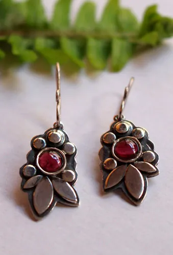 Camelia, aretes flor roja en plata y granate