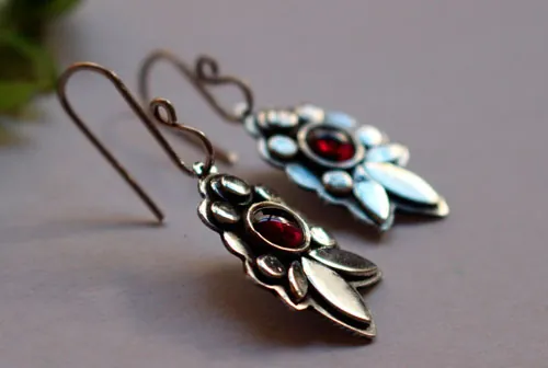 Camelia, aretes flor roja en plata y granate
