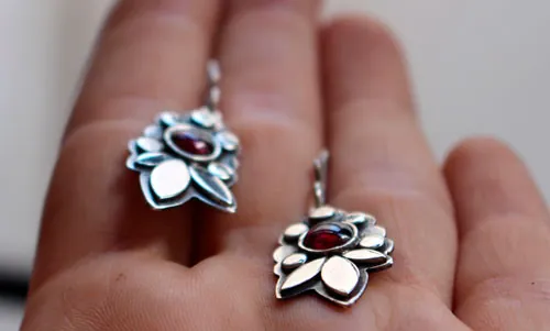Camelia, aretes flor roja en plata y granate
