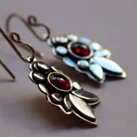 Camelia, aretes flor roja en plata y granate