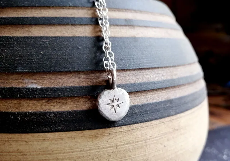 Camino, collar rosa de los vientos en plata