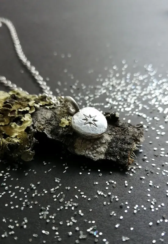 Camino, collar rosa de los vientos en plata