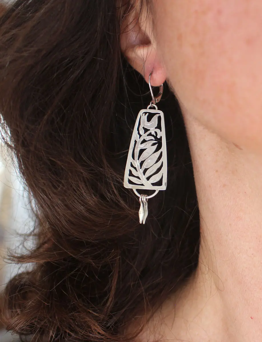 Canción de cuna, aretes ave y helecho en plata