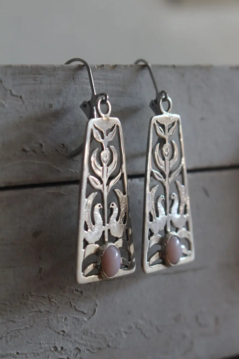 Canto del amanecer, aretes flor y ave en plata y ópalo