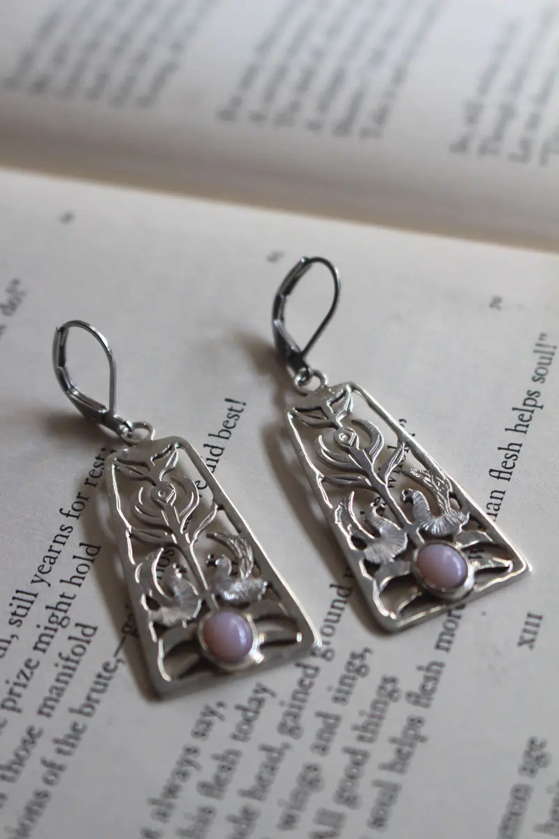 Canto del amanecer, aretes flor y ave en plata y ópalo