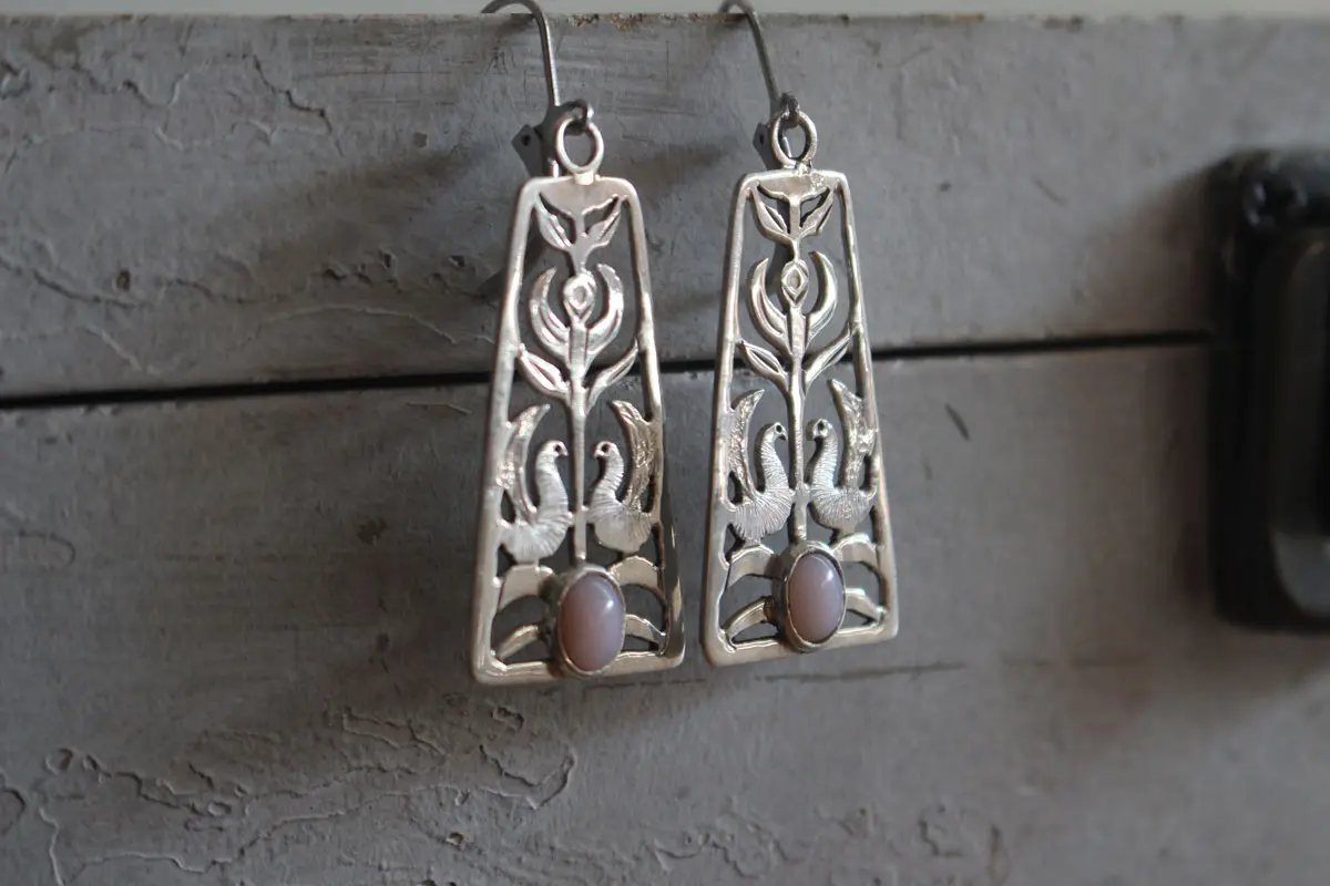 Canto del amanecer, aretes flor y ave en plata y ópalo