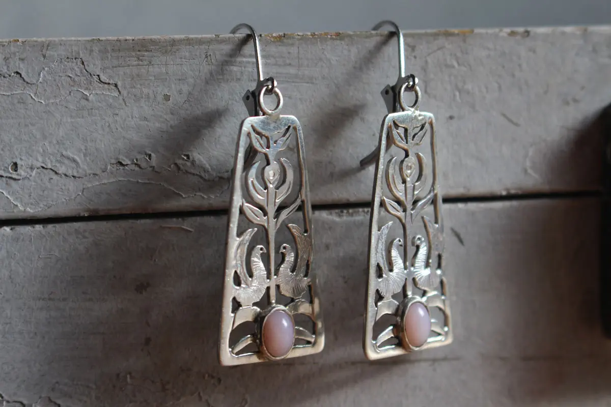 Canto del amanecer, aretes flor y ave en plata y ópalo