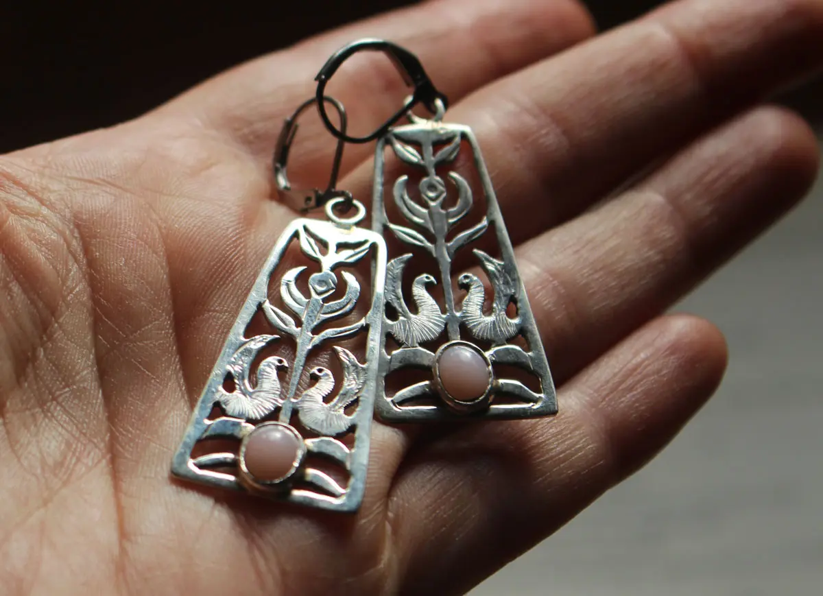 Canto del amanecer, aretes flor y ave en plata y ópalo