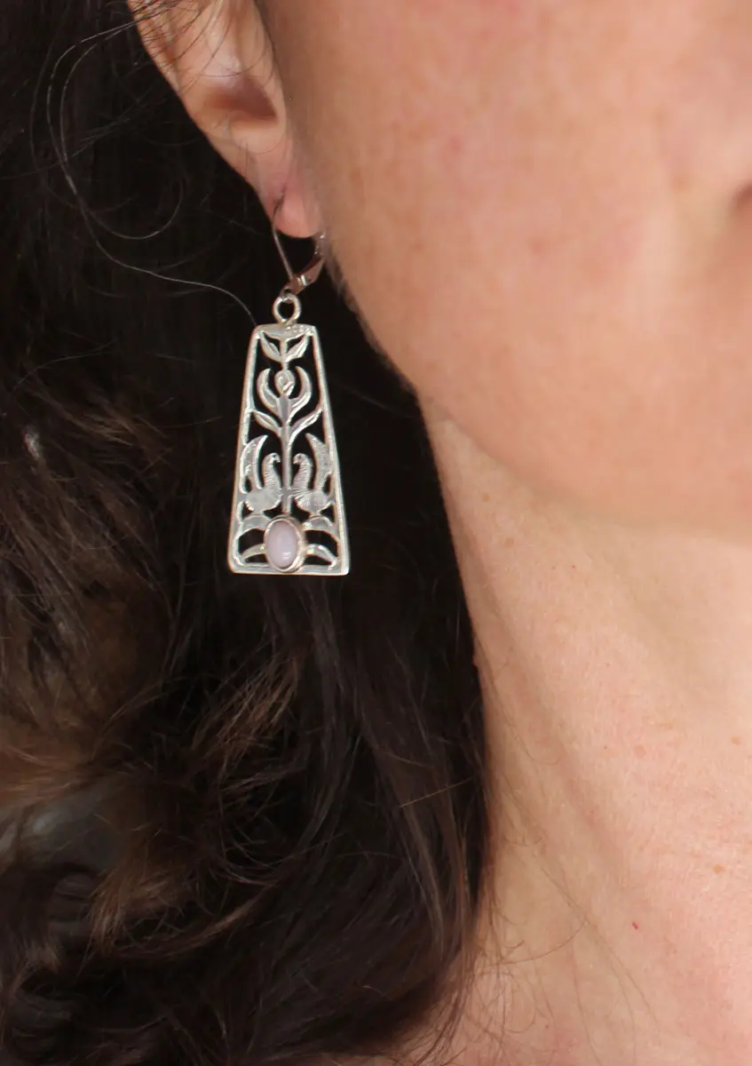 Canto del amanecer, aretes flor y ave en plata y ópalo