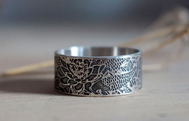 Carpa en un estanque de loto, anillo koi japonés en plata