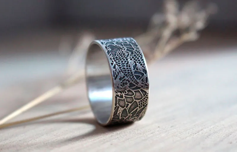 Carpa en un estanque de loto, anillo koi japonés en plata