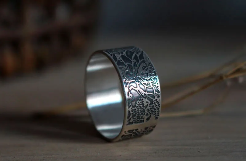 Carpa en un estanque de loto, anillo koi japonés en plata