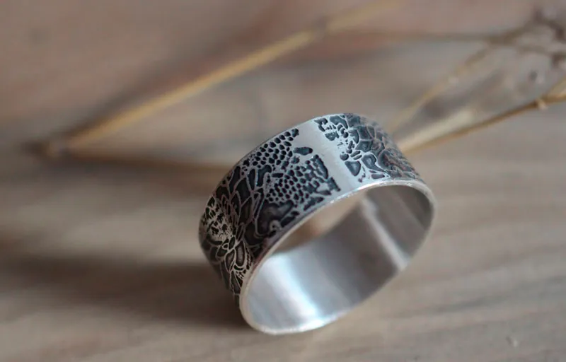 Carpa en un estanque de loto, anillo koi japonés en plata