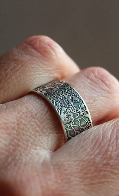 Carpa en un estanque de loto, anillo koi japonés en plata
