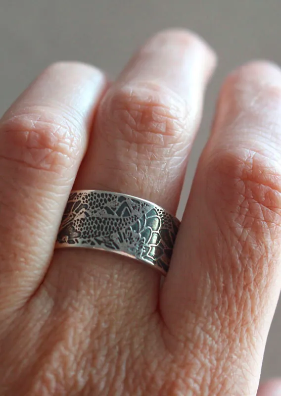 Carpa en un estanque de loto, anillo koi japonés en plata