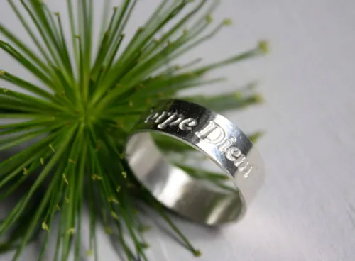 Carpe Diem, anillo cita en latín grabado en plata