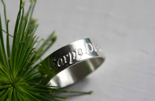 Carpe Diem, anillo cita en latín grabado en plata