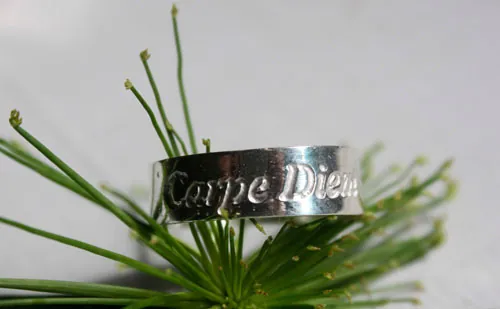 Carpe Diem, anillo cita en latín grabado en plata