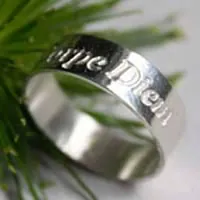 Carpe Diem, anillo cita en latín grabado en plata