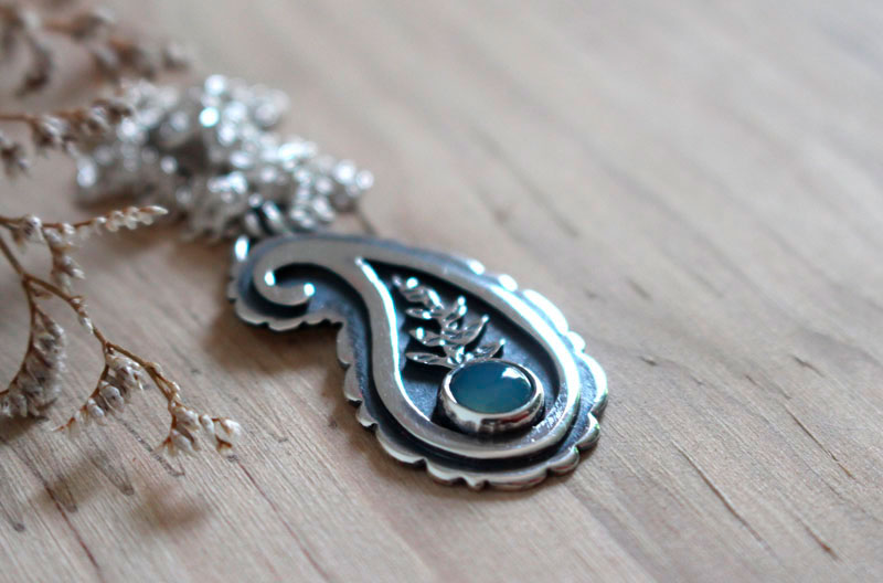 Cashmere, Iranian paisley necklace in silver and chalcedony