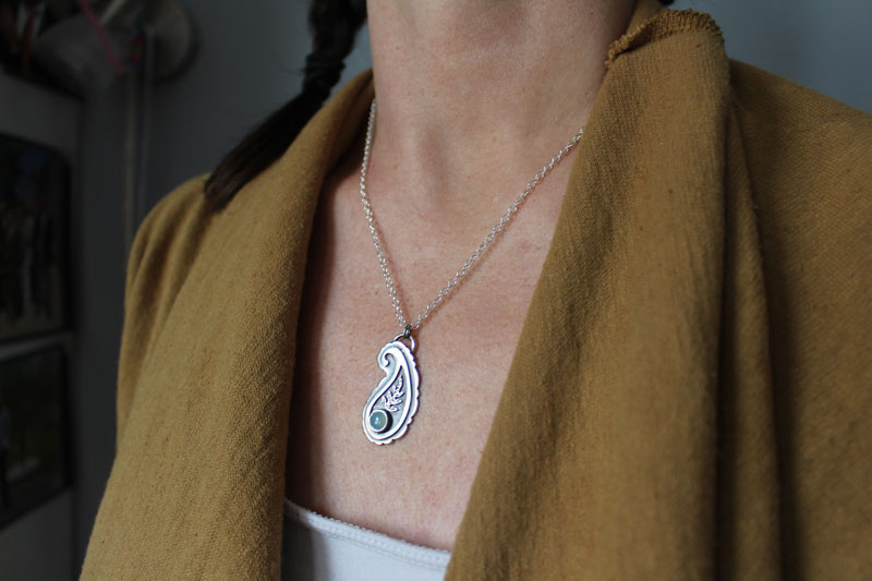Cashmere, Iranian paisley necklace in silver and chalcedony