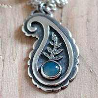 Cashmere, Iranian paisley necklace in silver and chalcedony