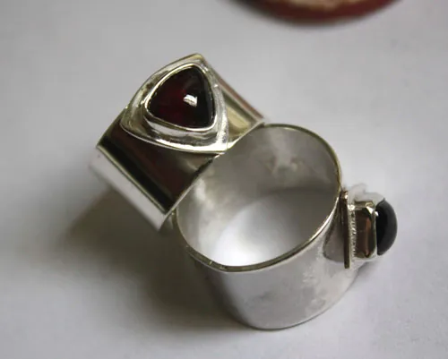 Catch my heart, anillo de promesa en plata, ónix y granate