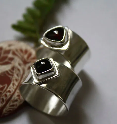 Catch my heart, anillo de promesa en plata, ónix y granate