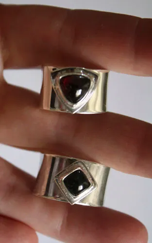 Catch my heart, anillo de promesa en plata, ónix y granate