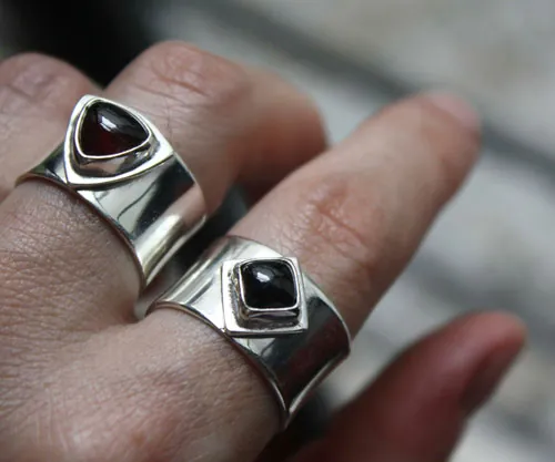 Catch my heart, anillo de promesa en plata, ónix y granate