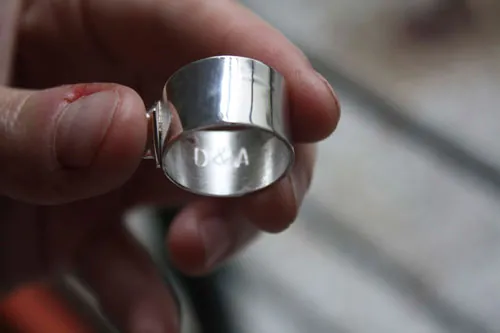 Catch my heart, anillo de promesa en plata, ónix y granate