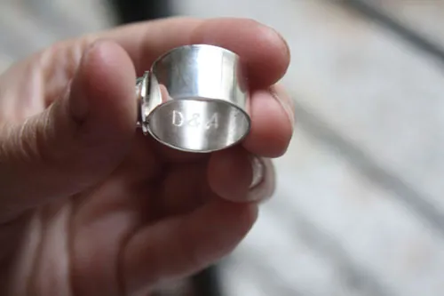 Catch my heart, anillo de promesa en plata, ónix y granate