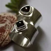 Catch my heart, anillo de promesa en plata, ónix y granate