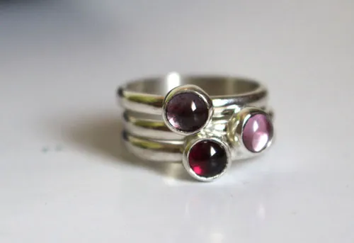 Cerezo en flor, anillo apilable en plata, granate, alejandrita y zircón