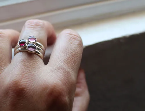 Cerezo en flor, anillo apilable en plata, granate, alejandrita y zircón