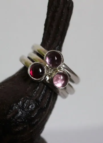 Cerezo en flor, anillo apilable en plata, granate, alejandrita y zircón