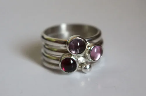 Cerezo en flor, anillo apilable en plata, granate, alejandrita y zircón