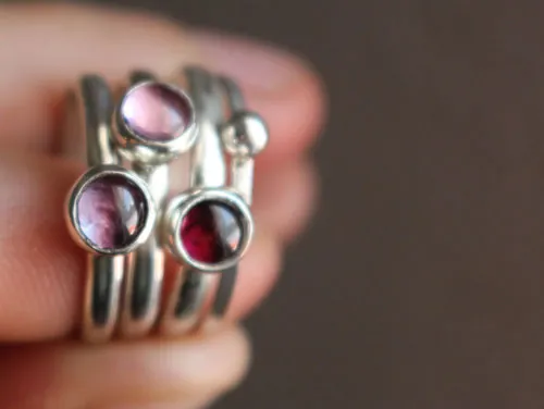 Cerezo en flor, anillo apilable en plata, granate, alejandrita y zircón