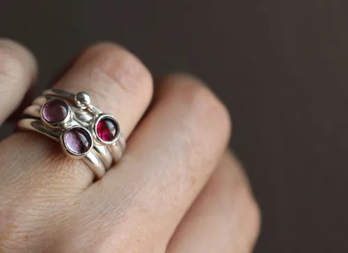 Cerezo en flor, anillo apilable en plata, granate, alejandrita y zircón