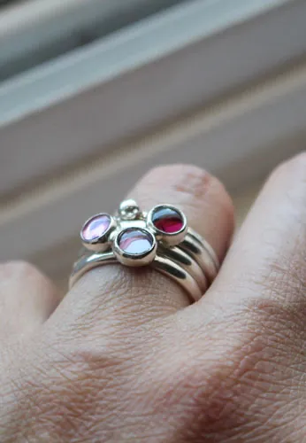 Cerezo en flor, anillo apilable en plata, granate, alejandrita y zircón