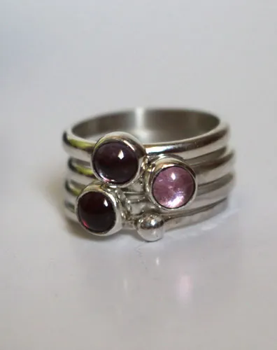 Cerezo en flor, anillo apilable en plata, granate, alejandrita y zircón