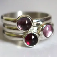 Cerezo en flor, anillo apilable en plata, granate, alejandrita y zircón