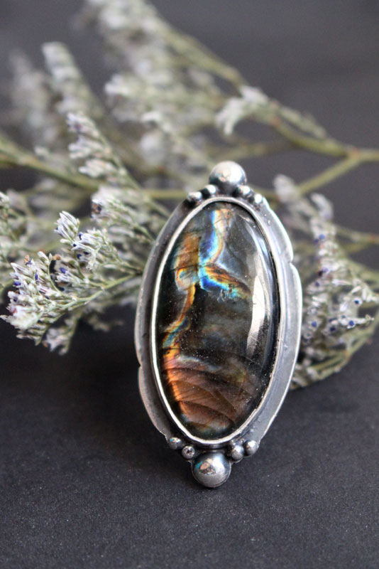 Cielo de tormenta, anillo espejo celestial en plata y labradorita