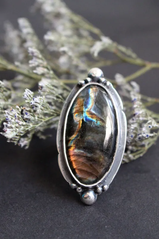 Cielo de tormenta, anillo espejo celestial en plata y labradorita