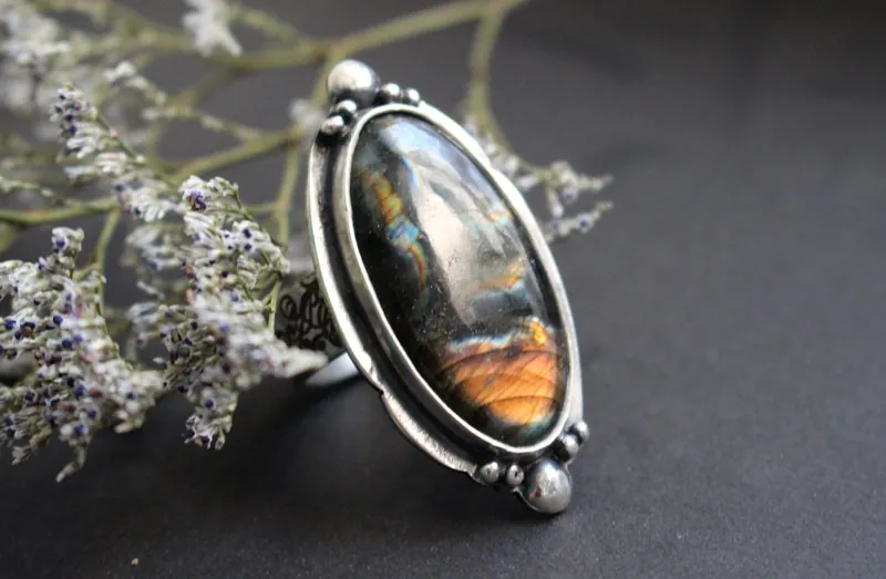 Cielo de tormenta, anillo espejo celestial en plata y labradorita