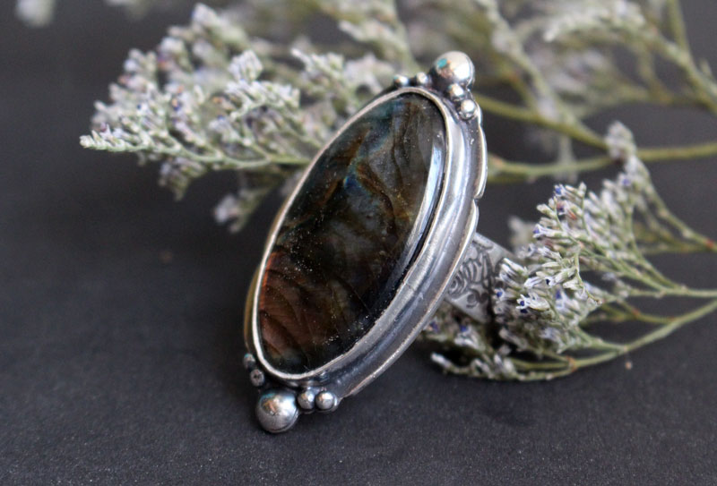 Cielo de tormenta, anillo espejo celestial en plata y labradorita