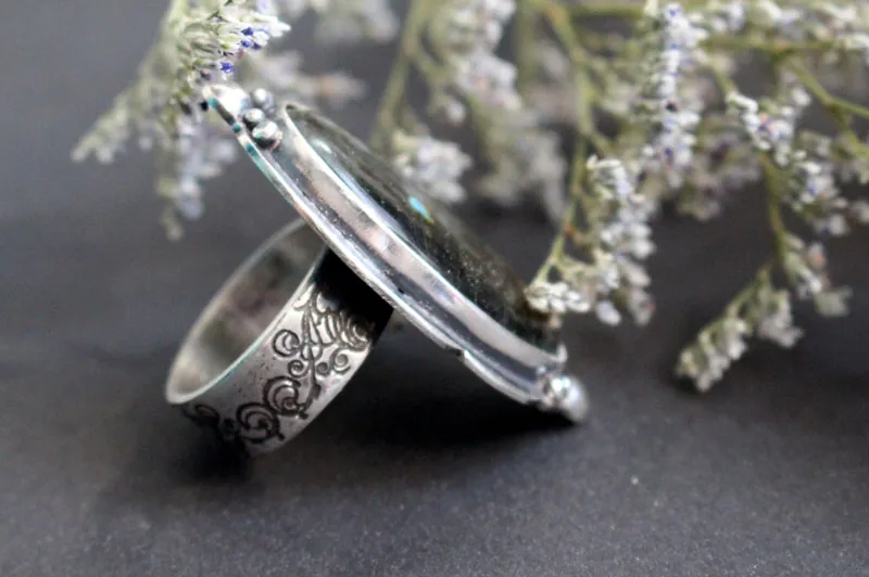 Cielo de tormenta, anillo espejo celestial en plata y labradorita