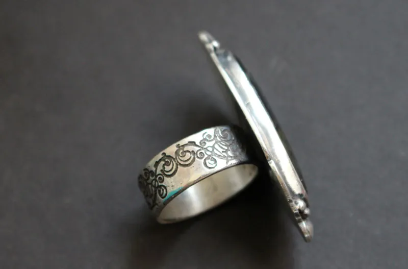Cielo de tormenta, anillo espejo celestial en plata y labradorita