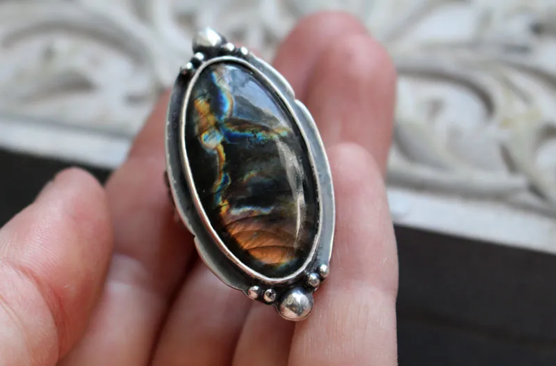 Cielo de tormenta, anillo espejo celestial en plata y labradorita